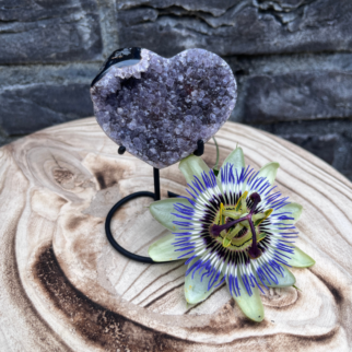 Amethist in een vorm van een hart. Werkt beschermend, zuiverend, ontspannend brengt harmonie en innerlijke rust.